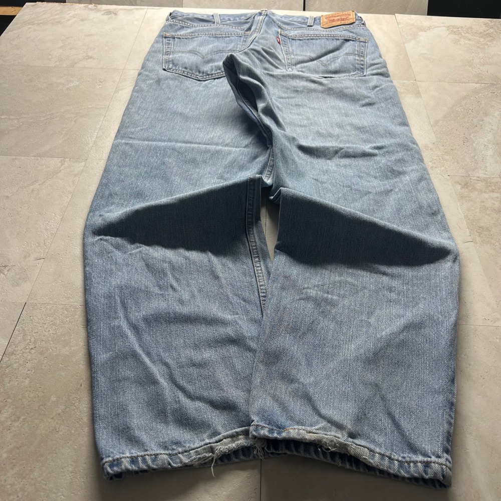 Levi's 550 Relaxed Fit Light Wash Blue Denim Jeans Mens 38x34 Tapered Leg 1069
